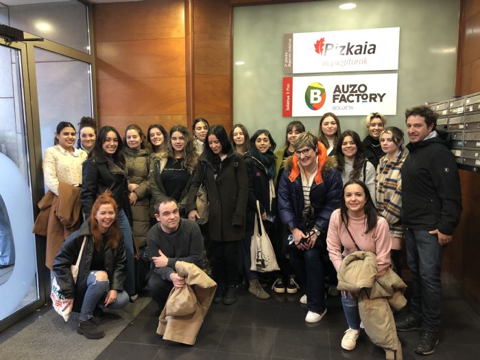 LOS ALUMNOS DEL CICLO DE DECORACIÓN CONOCEN BILBAO EKINTZA